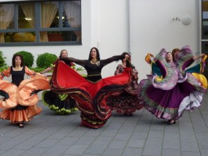 7. Tanz-Ensemble 'Tausendschön' in paradiesischen Kleidern (P1010327)