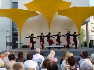 9. Tanz-Ensemble 'Tausendschön' in teuflischem Gewand unter gelben Schirmen (P1010313)