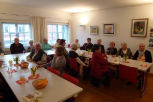 2. Aufmerksame Seniorenrunde - zwei der Herrn mit vielen Damen (P1030876)