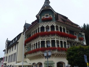 17. St. Blasien, Eckgebäude - im Geranienschmuck (P1090174)
