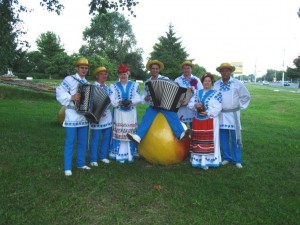 Folklore-Ensemble ''Wesnjanka'' - Kleingruppe mit Musikern, Brest am 02.06.2010 (IMG_62911т-1)