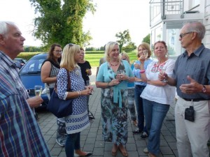 Zwei Herrn mit netten Damen (P1100972)