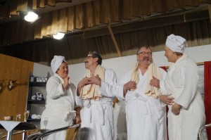 4. Vier weiße Bademäntel treffen sich (DSC03003)