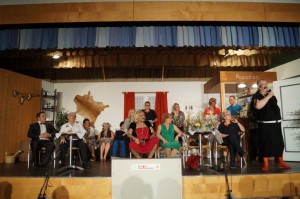 7. Der Chef - vor sich das Mikro, dahinter sein Clan (DSC03112)